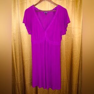 Daisy fuentes magenta V-neck  ladies dress size large made of Rayon